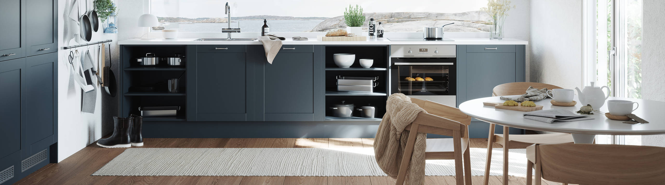 Marbodal Form Hav - kökslucka målad i blå kulör. Bänkskiva Vit i laminat. Handtag Retro krom. Hav är en klassisk färg som håller över tid och som skapar ett personligt och uttrycksfullt hem.