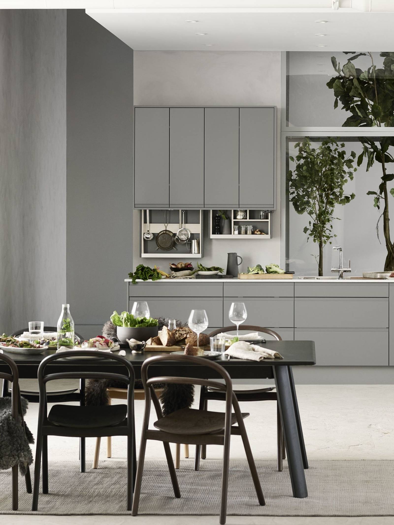 Herlig trendkjøkken med slette fronter og innfreste grep, som markerer modellens linjerene design. Horisont kjennetegnes av en klar og kjølig friskhet, noe som representerer ny nordisk design på sitt beste.