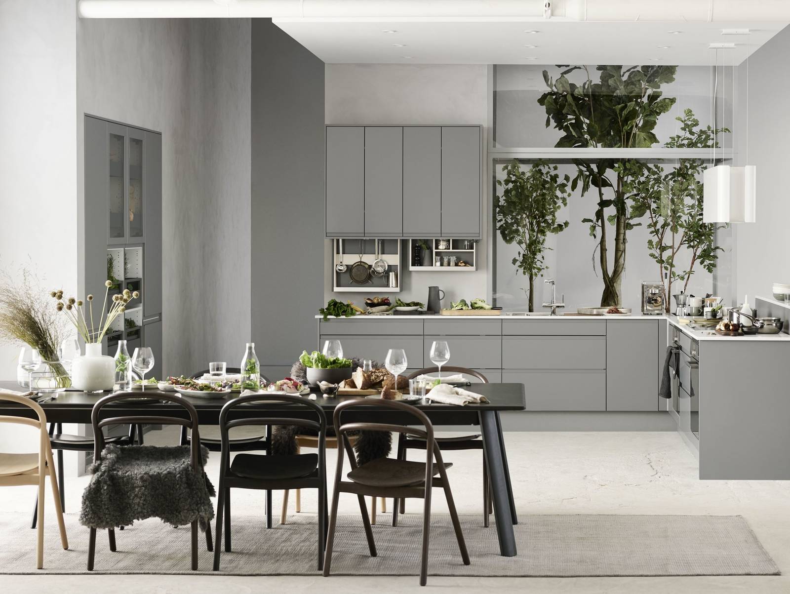 Herlig trendkjøkken med slette fronter og innfreste grep, som markerer modellens linjerene design. Horisont kjennetegnes av en klar og kjølig friskhet, noe som representerer ny nordisk design på sitt beste.