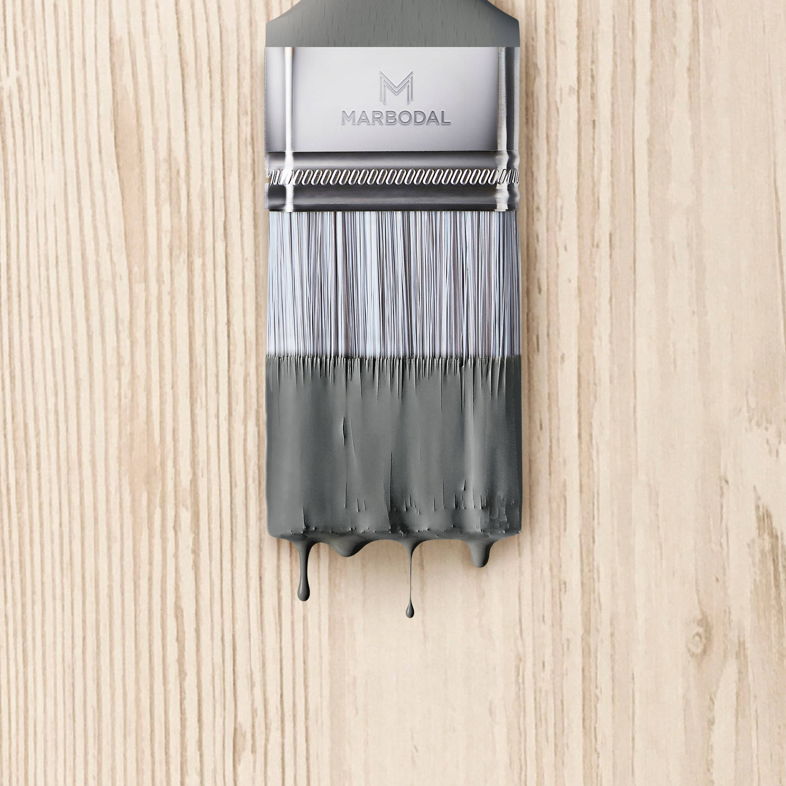 Pensel doppad i mörkgrå färg