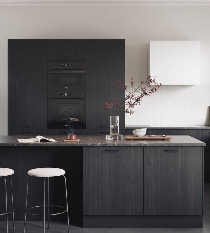 Moderne kjøkkenmodell med slette og slitesterke melaminbelagte fronter i stående trestruktur, sort eik og marmor benkeplate