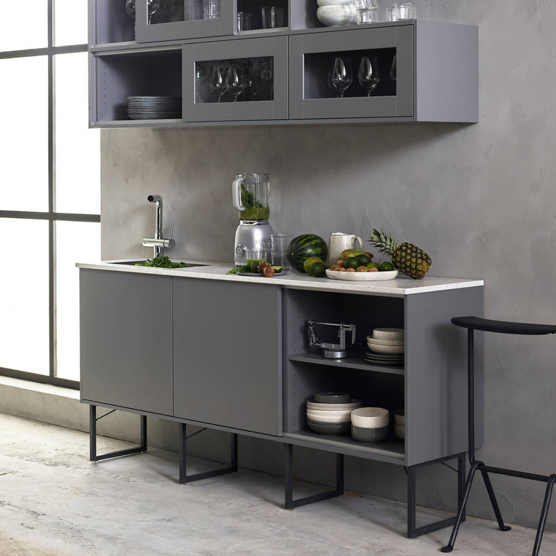 Marbodal Viken Åska - Smart skjutdörrsskena för väggskåpens luckor. Bänkskiva i Corestone på grunda bänkskåp på metallben.