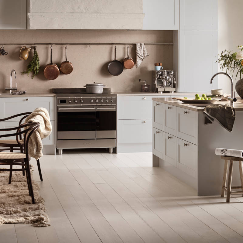 Marbodal Form Moln- ett modernt lantligt kök med köksö stänkskydd samt bänkskiva i kvartskomposit och massiv träskiva