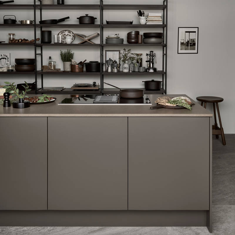 Line er en stilren kjøkkenmodell med et stort designregister. De slette MDF-frontene kan males i alle Sigdals standardfarger, eller valgfri NCS-farge mot et pristillegg.