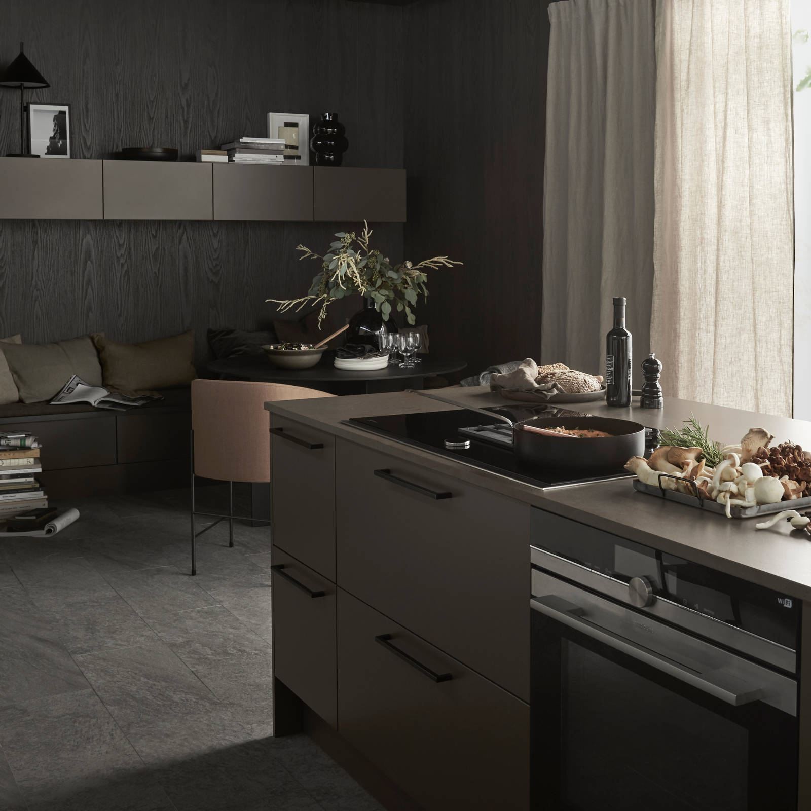 Line er en stilren kjøkkenmodell med et stort designregister. De slette MDF-frontene kan males i alle Sigdals standardfarger, eller valgfri NCS-farge mot et pristillegg.