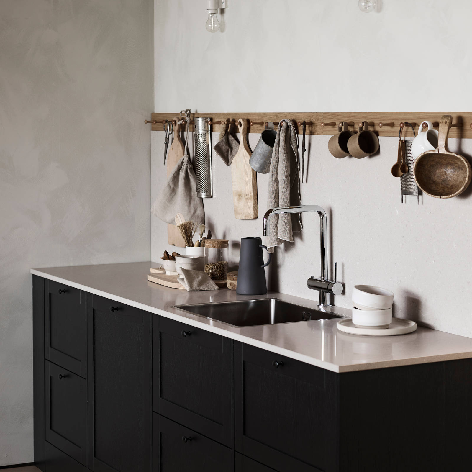 Rustikk og landlig kjøkkenmodell i heltre eik. Front med enkel ramme og slett fylling gjør at du kan variere uttrykket på kjøkkenet fra det helt moderne til det rustikke landlige preget alt etter hvilket tilbehør du velger.