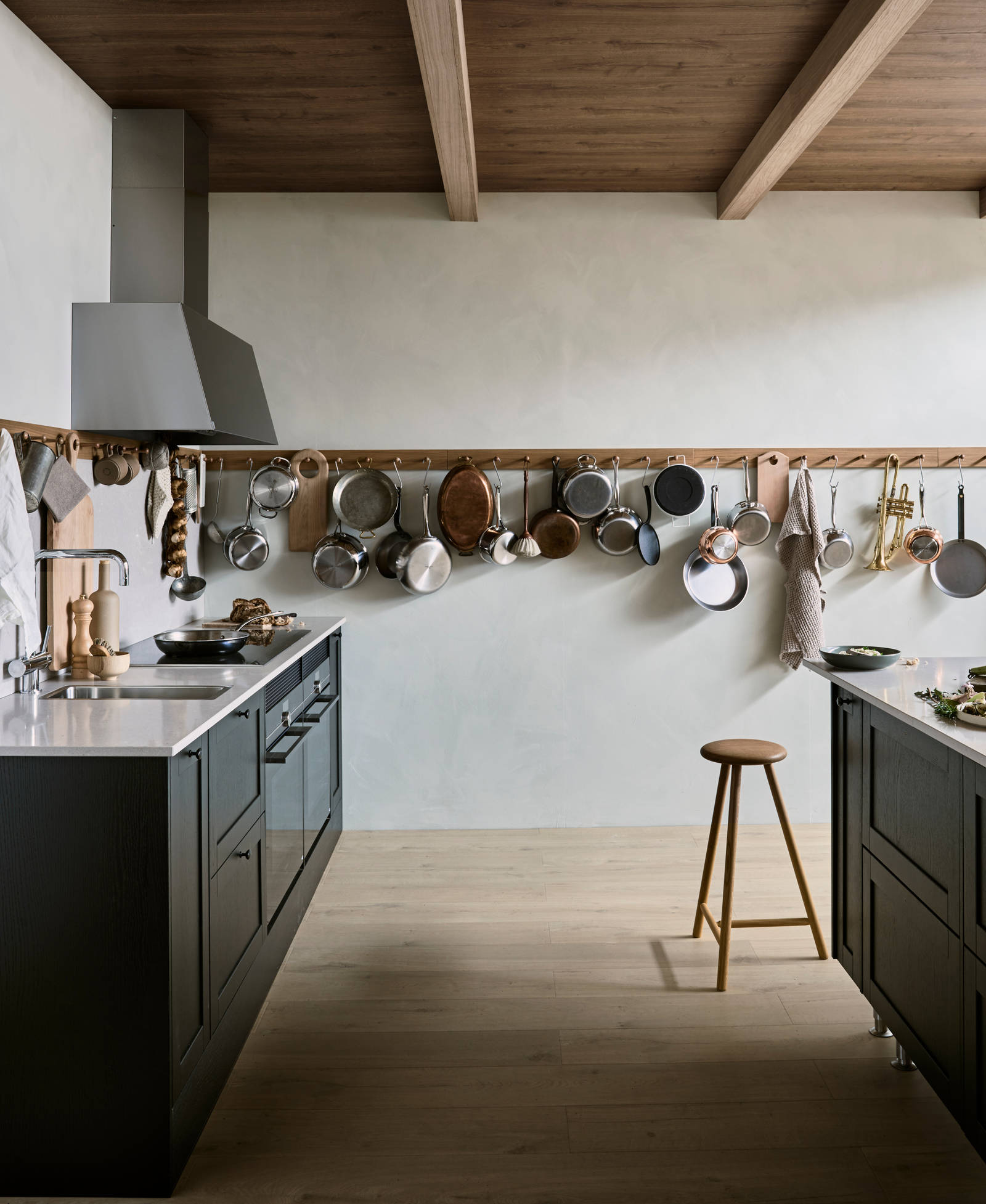 Rustikk og landlig kjøkkenmodell i heltre eik. Front med enkel ramme og slett fylling gjør at du kan variere uttrykket på kjøkkenet fra det helt moderne til det rustikke landlige preget alt etter hvilket tilbehør du velger.