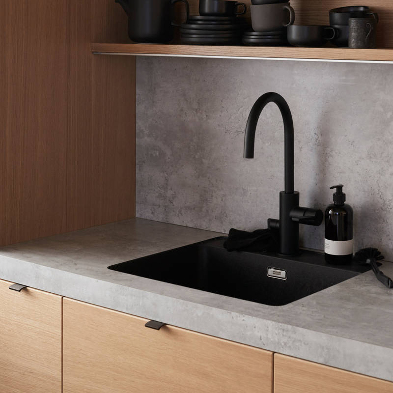 Elegant og moderne eikekjøkken. Slette fronter i eikefinér med integrert kantlist i eik som markerer kjøkkenets linjer og komposisjon.