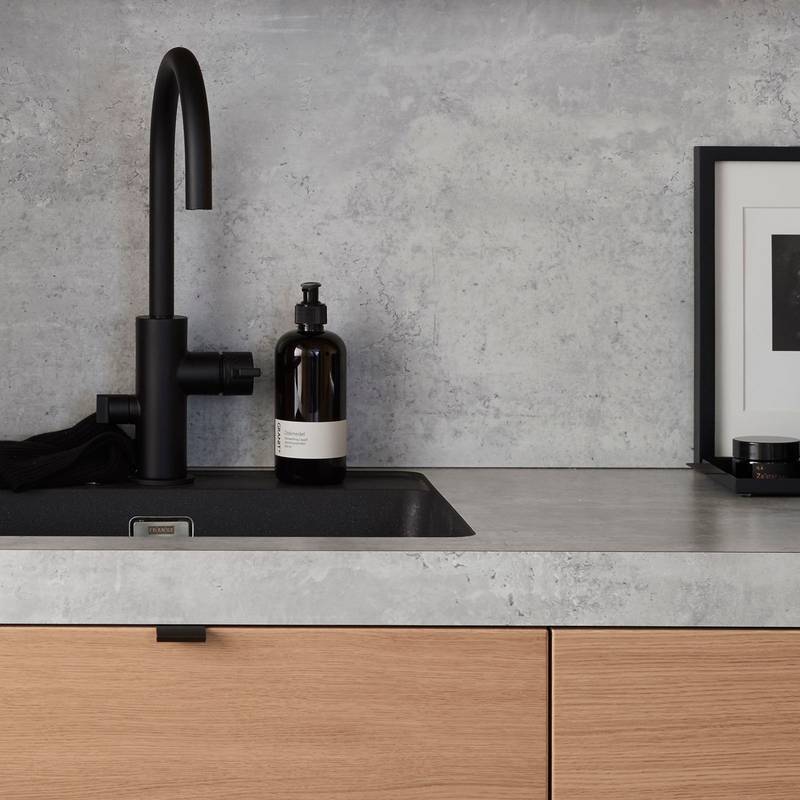 Marbodal Arkitekt plus Ek - kökslucka ekfanerad bänkskiva och stänkskydd i laminat Grå betong. Diskho Franke Mythos