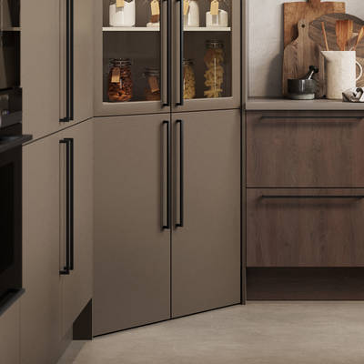 Stort skafferi med vitrindörrar att kliva in i. Kökslucka Arkitekt plus - Marbodal