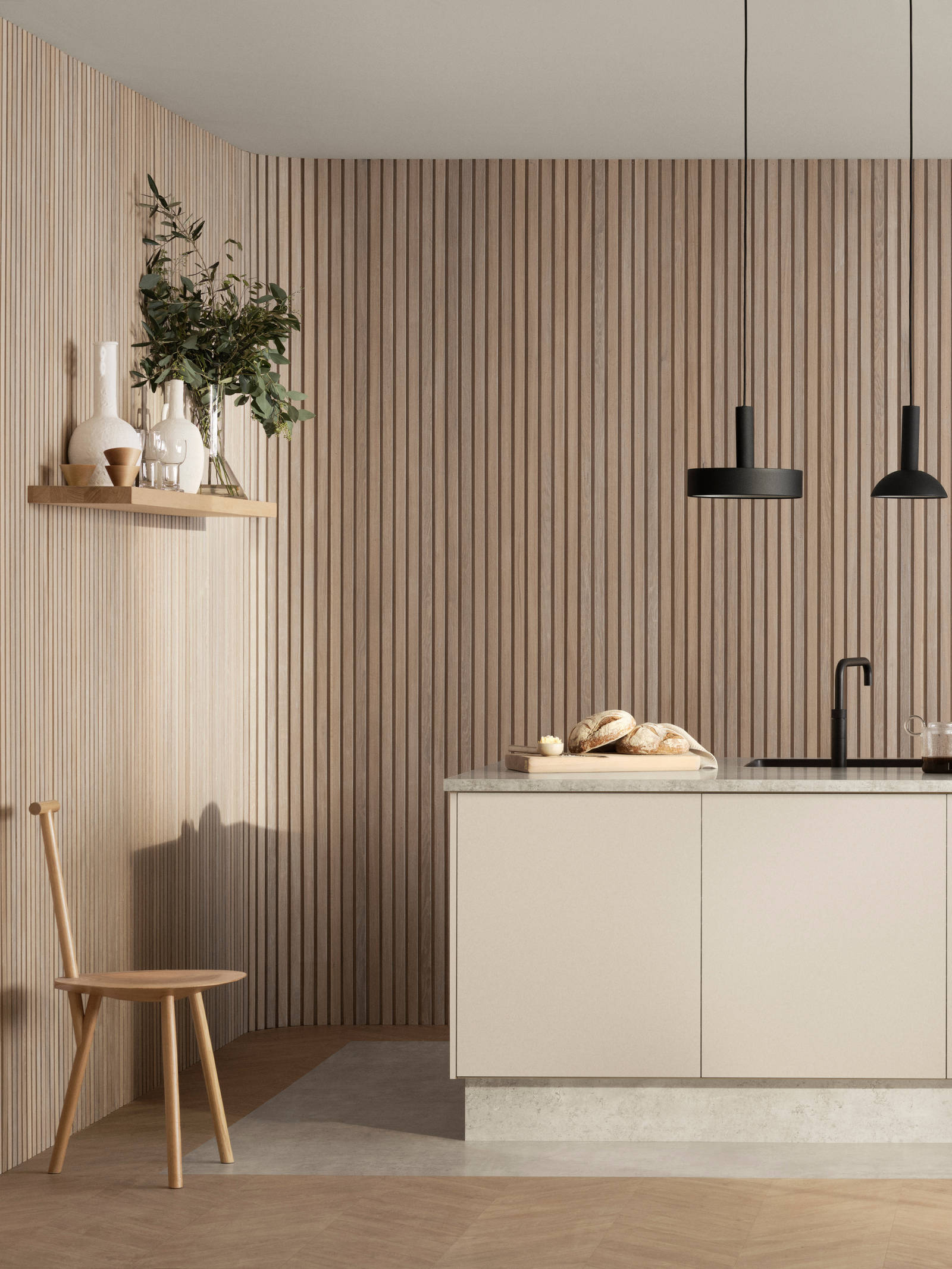 Beige kök Arkitekt Plus Sand, köksö med svart diskho och blandare