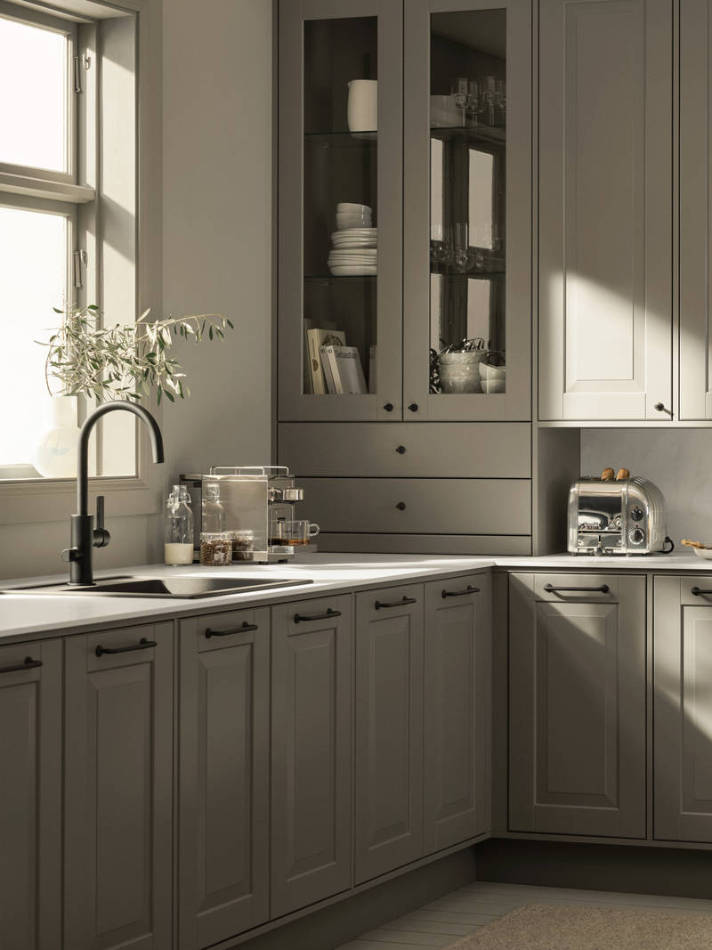 Eksklusivt tradisjonskjøkken med herskapelig preg. Klassiske speilfronter med fylling og markerte profilspor som gir dybdevirkning og skyggespill. Herregaard leveres med fronter i MDF eller eik.