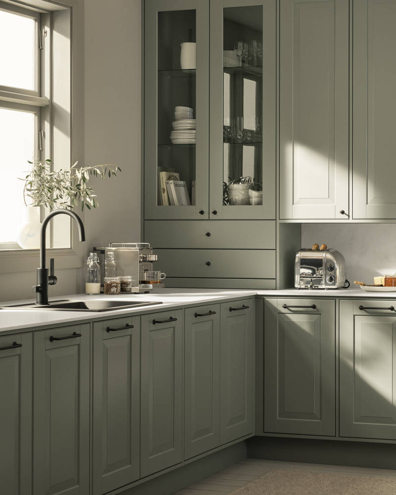 Eksklusivt tradisjonskjøkken med herskapelig preg. Klassiske speilfronter med fylling og markerte profilspor, sorte håndtag og kran.