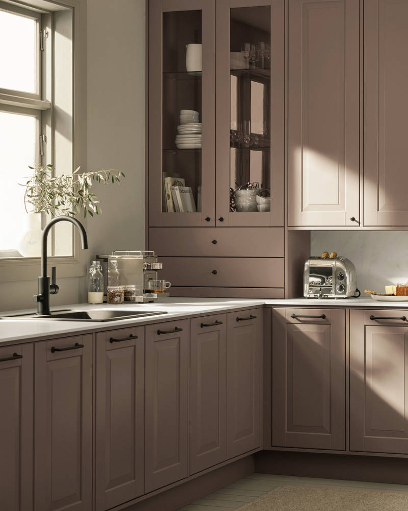 Eksklusivt tradisjonskjøkken med herskapelig preg. Klassiske speilfronter med fylling og markerte profilspor, sorte håndtag og kran.