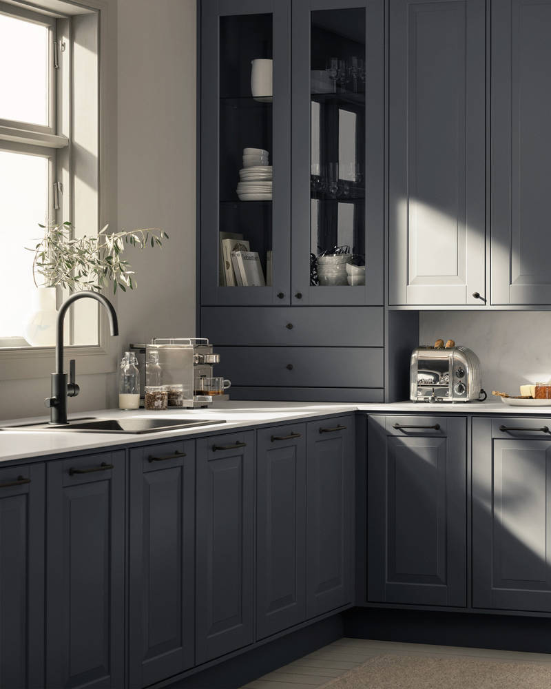 Eksklusivt tradisjonskjøkken med herskapelig preg. Klassiske speilfronter med fylling og markerte profilspor, sorte håndtag og kran.