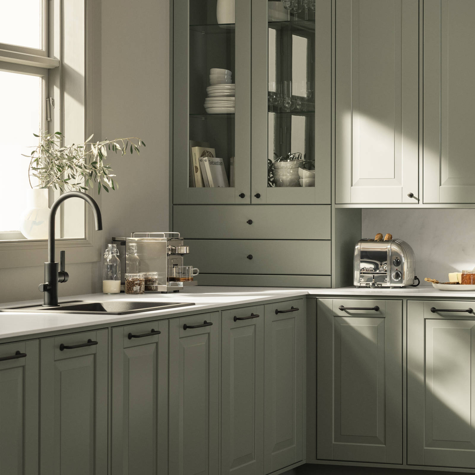 Eksklusivt tradisjonskjøkken med herskapelig preg. Klassiske speilfronter med fylling og markerte profilspor som gir dybdevirkning og skyggespill. Herregaard leveres med fronter i MDF eller eik.