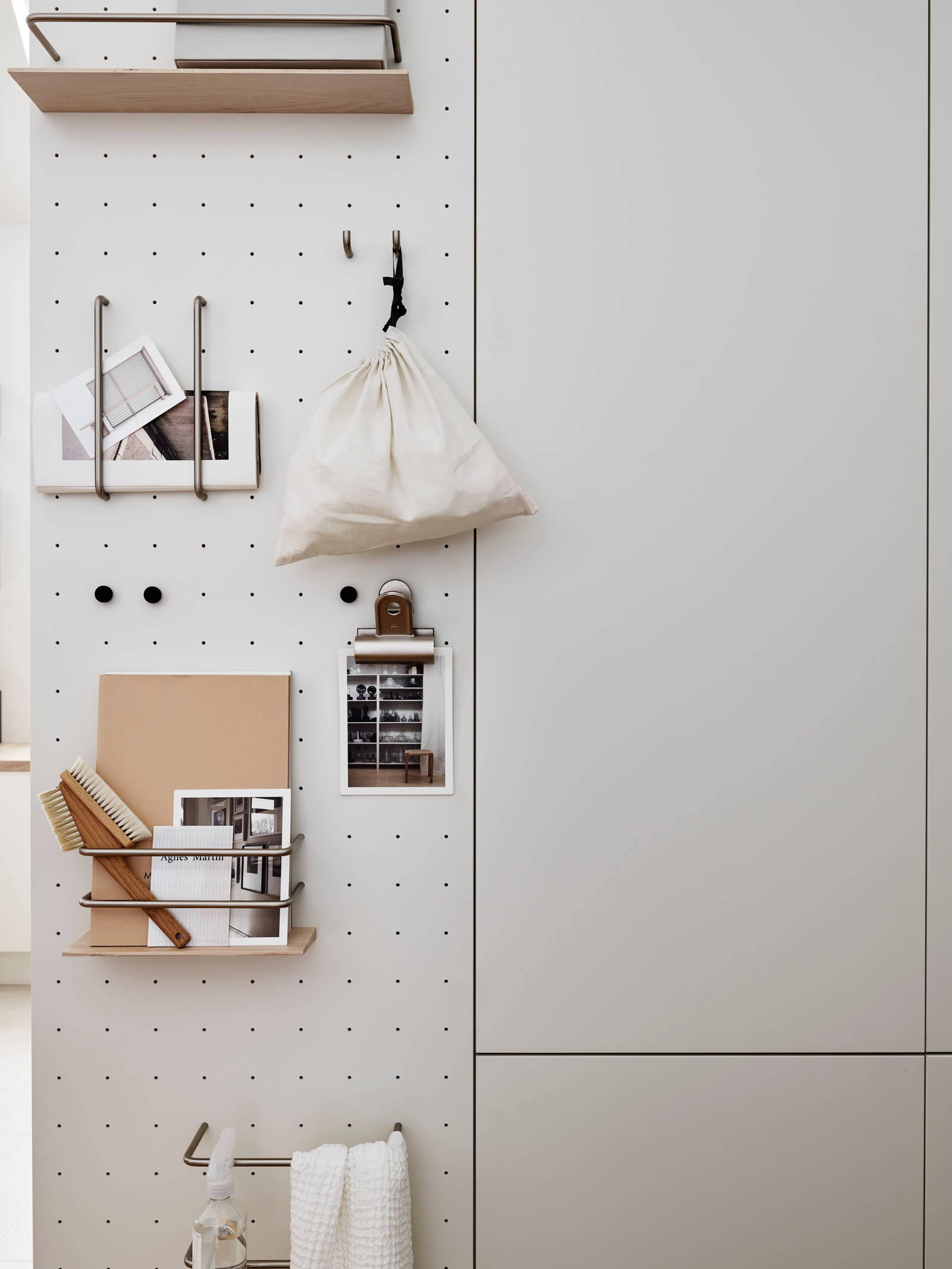 Mild og godlynt kjøkkenmodell i lys eik med liggende trestruktur og innfreste grep.