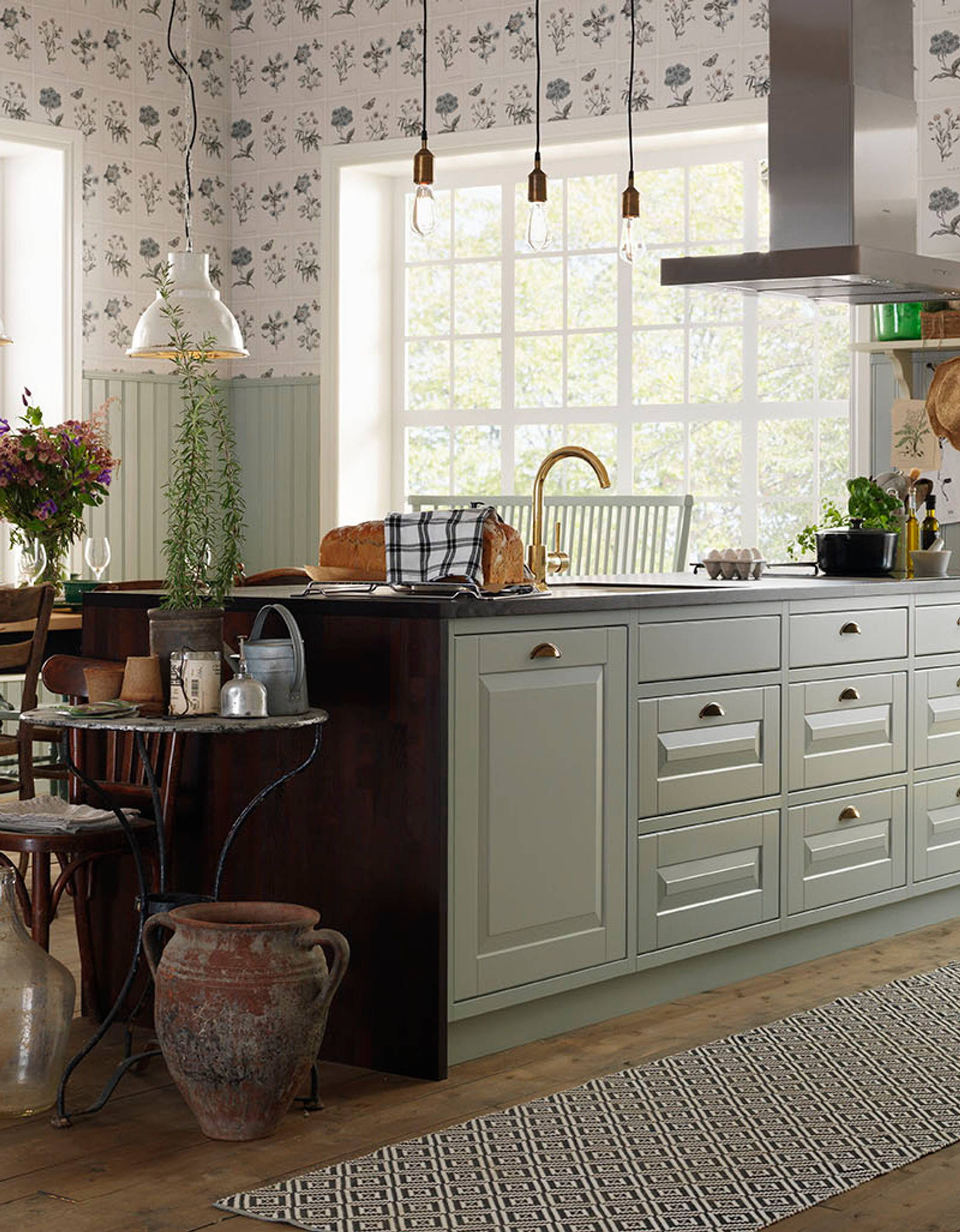 Sigdals Inframekonsept, med dører og skuffer som ligger innrammet, gir innredningen et flott, plassbygd preg. Her får du den rette Herregaardsfølelsen. Suppler gjerne med taggelister, nostalgihyller, vitriner med kryss-sprosser og fremtrukket sokkel.