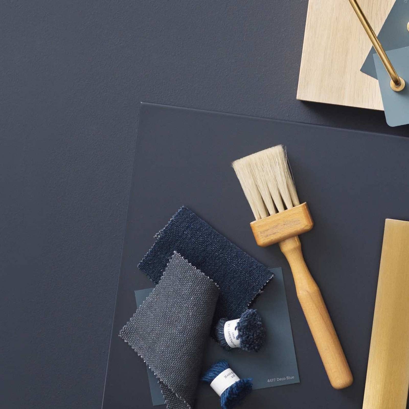 Tummansininen keittiön ovi värinäytteillä