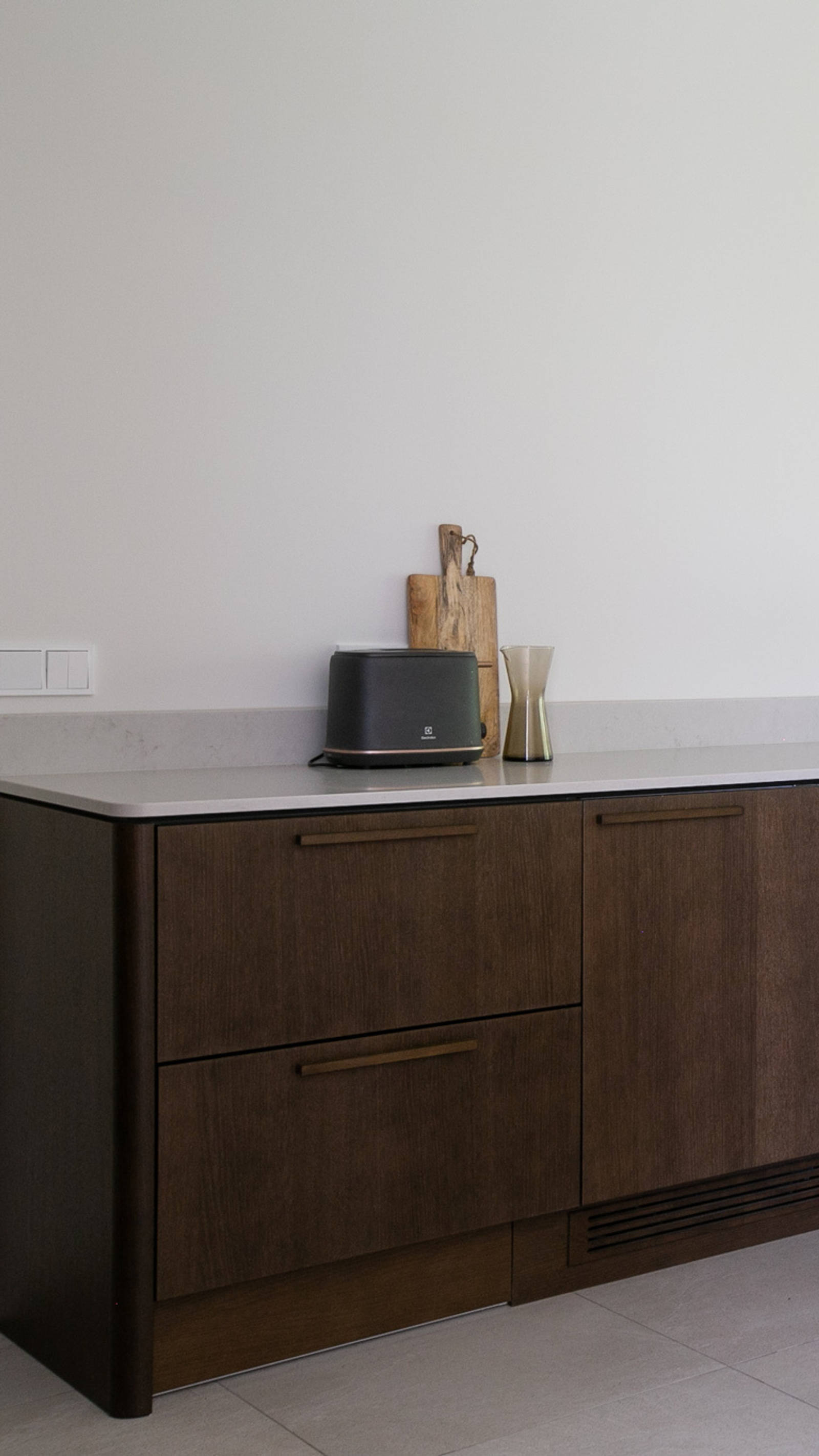 Nordic Nature tammiviilukeittiö sopivilla puukahvoilla Graniitti Caesarstone Quartz työtaso, ruskeaksi petsattu sälejalusta kylmälaitteille, mikä varmistaa niiden ilmankierron Kotona Kerttu Pylvänäisen kanssa