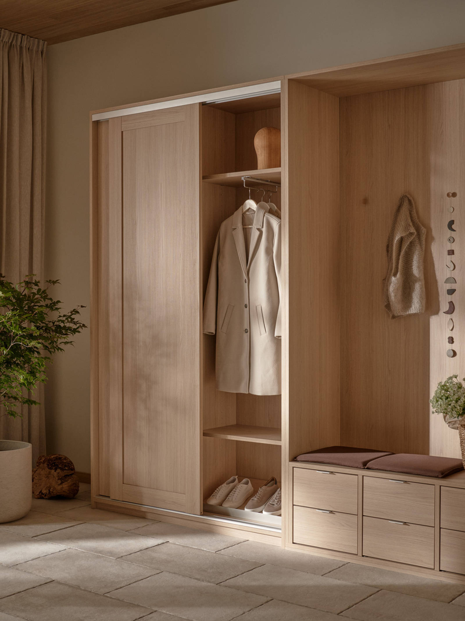 Lyst træ garderobeskab med bænk, spejl og skydedøre