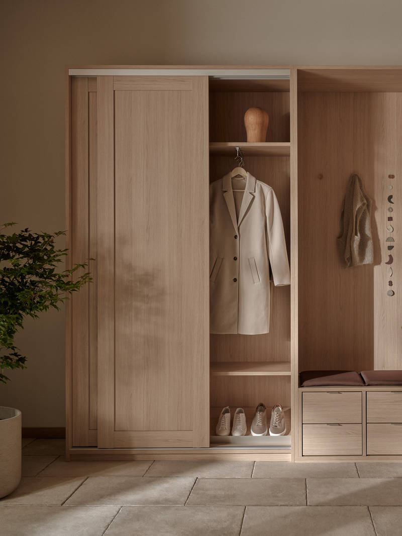 Lyst træ garderobeskab med bænk, spejl og skydedøre