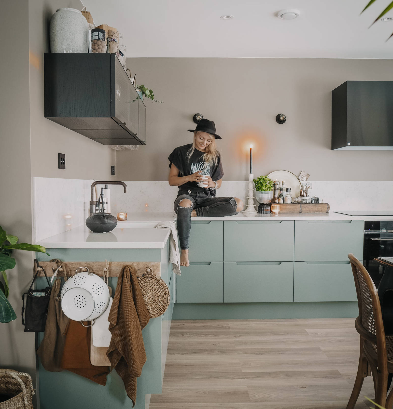 Amalie  i kjøkkenet sitt, Tun Eik fra Sigdal i grønnfarge