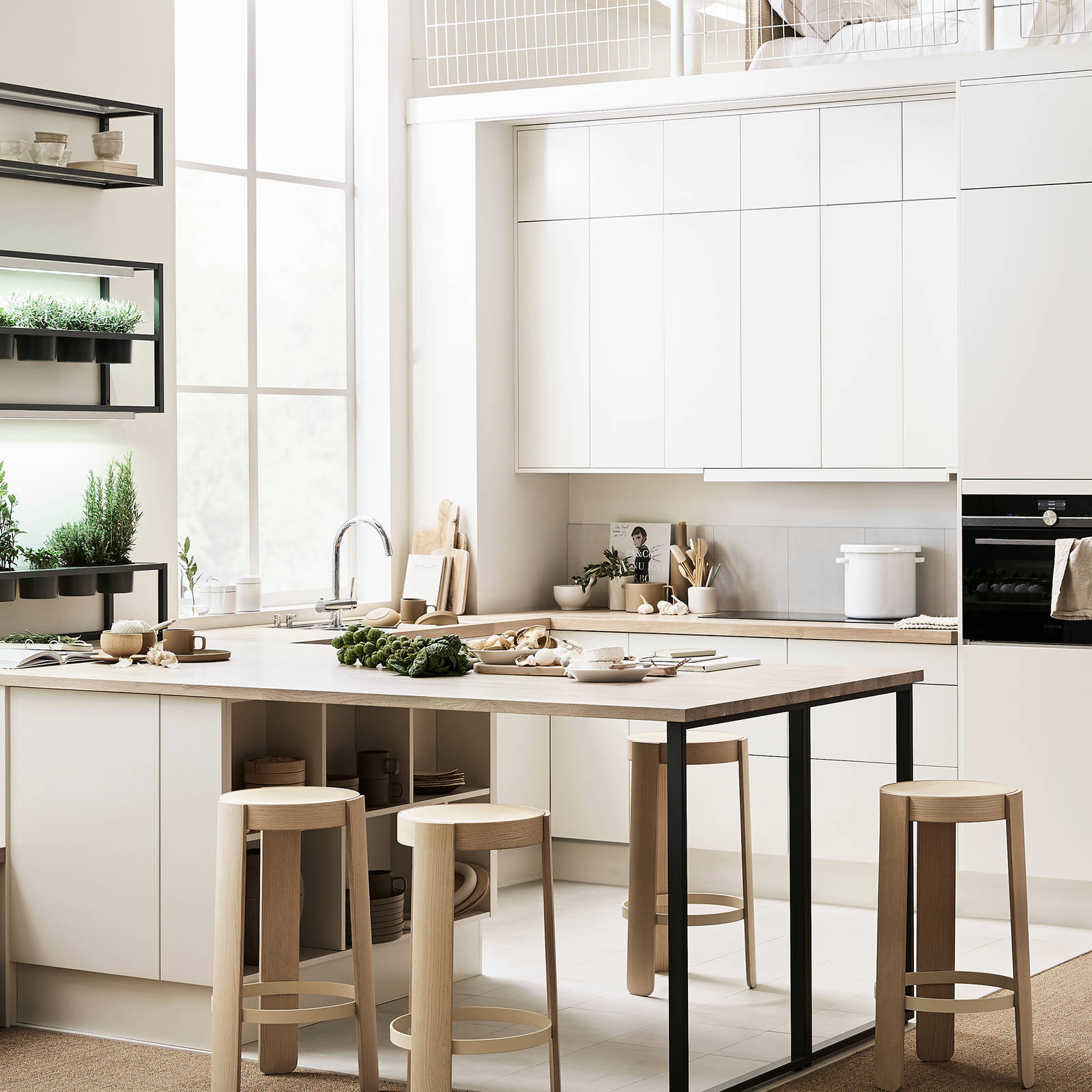 Marbodal  Arkitekt plus Frost  - Kök byggt på höjden för att skapa stor plats i ett litet rum. Stor köksö med förvaring, väl tilltagen arbetsyta och bardel.