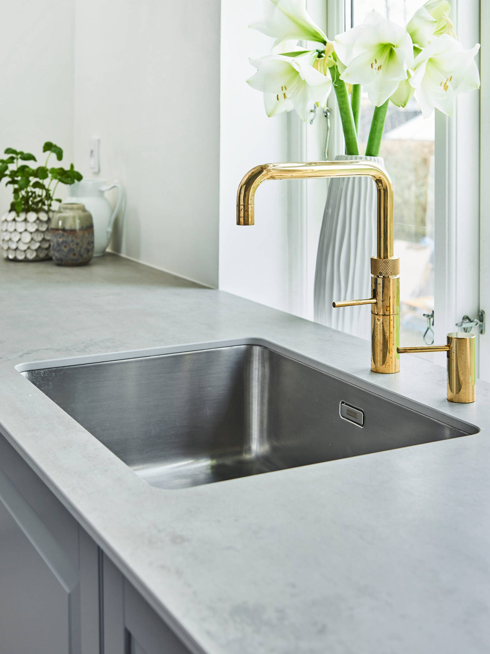 Nordic køkken grå vask messing armatur quooker