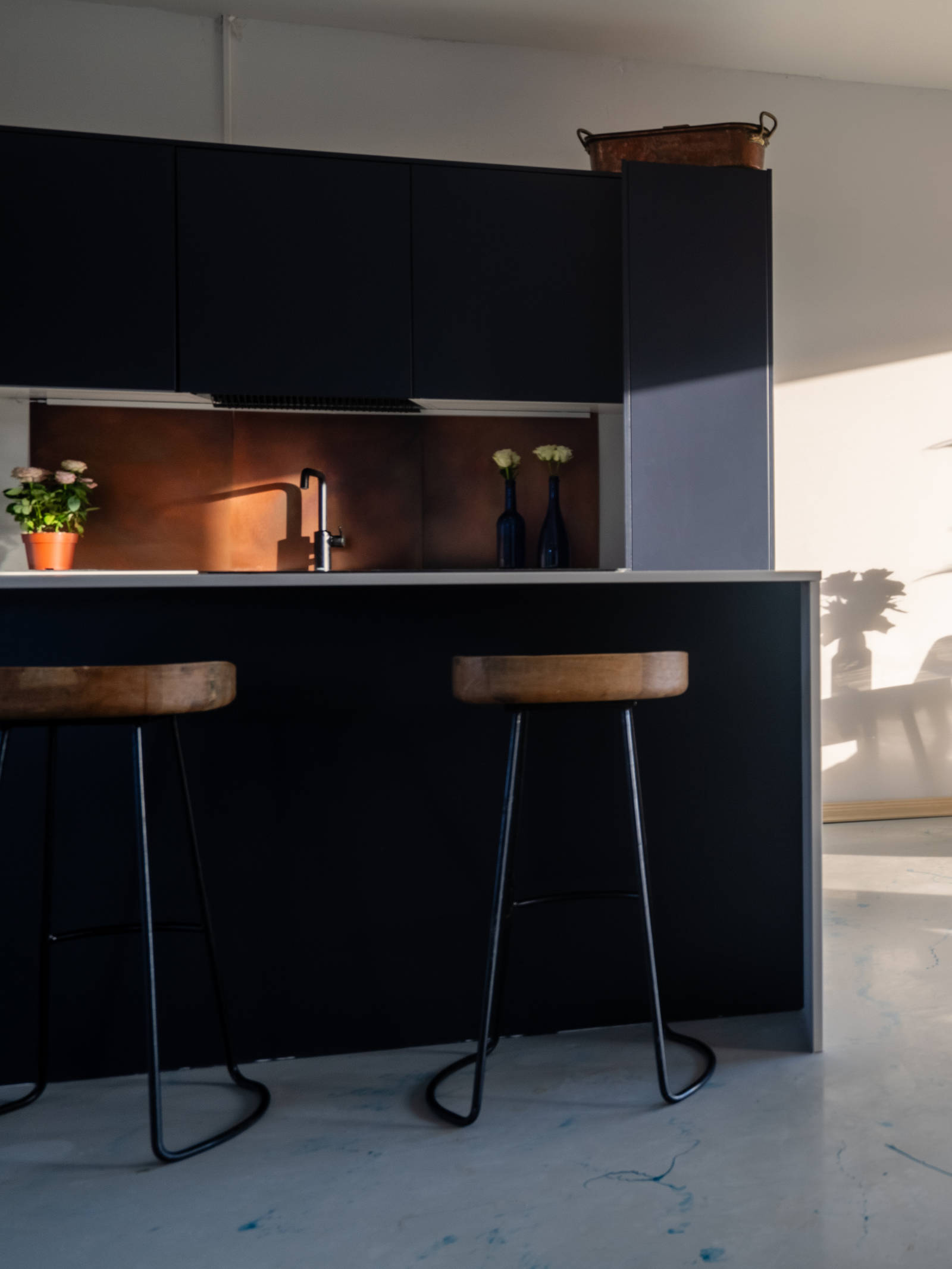 Novartin superlaminaattikeittiö rauhoittavassa luonnonvärisessä Meri-sävyssä, messinkivetimillä ja baarituoleilla varustetulla saarekkeella.