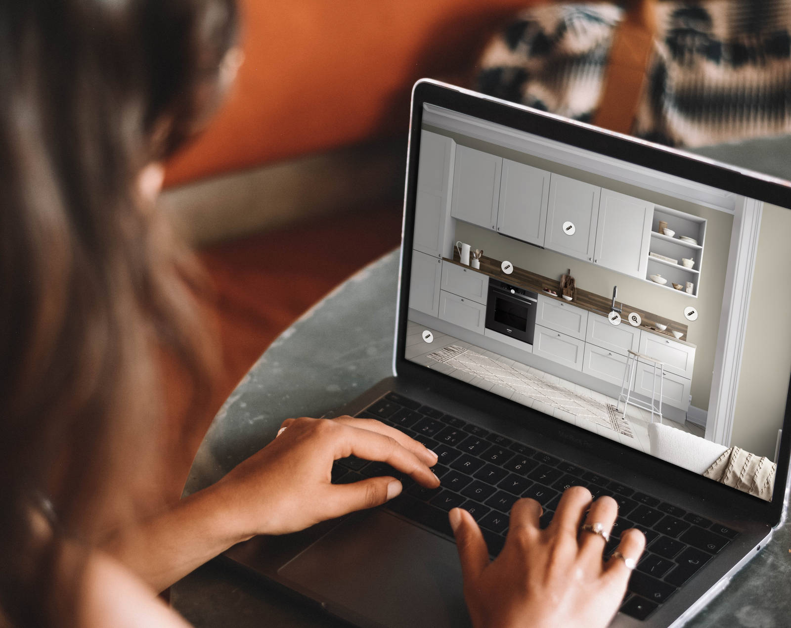 En kvinna som använder laptop för att se designverktyg