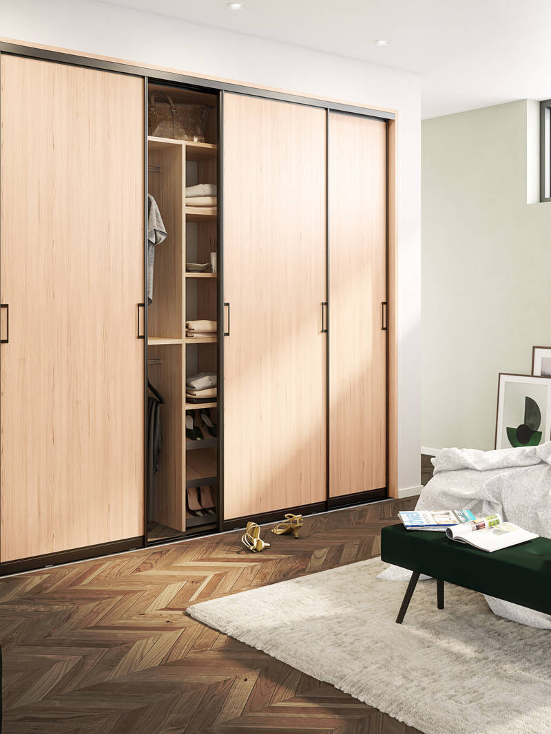 Soveværelsesgarderobe med skydelåger i lyst træ og sort metalstel