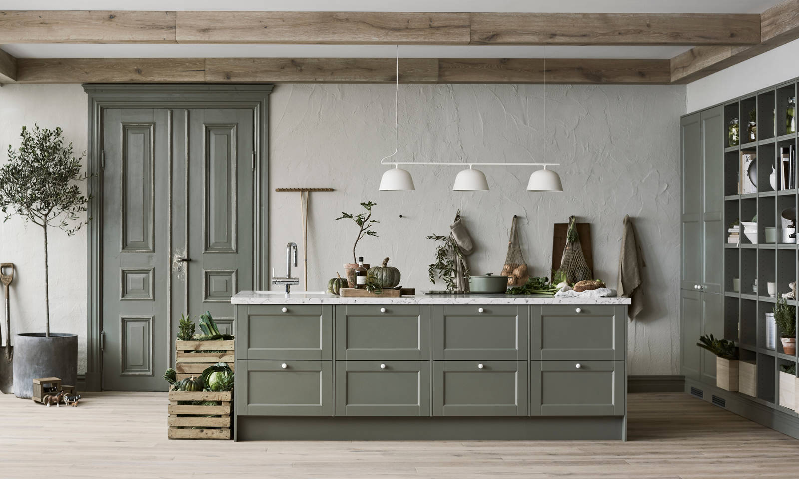 Marbodal Fagerö Tall kök med stor köksö med diskho och blandare samt inbyggd häll och ugn.  Knoppar i marmor samt bänkskiva Marmor i laminat.