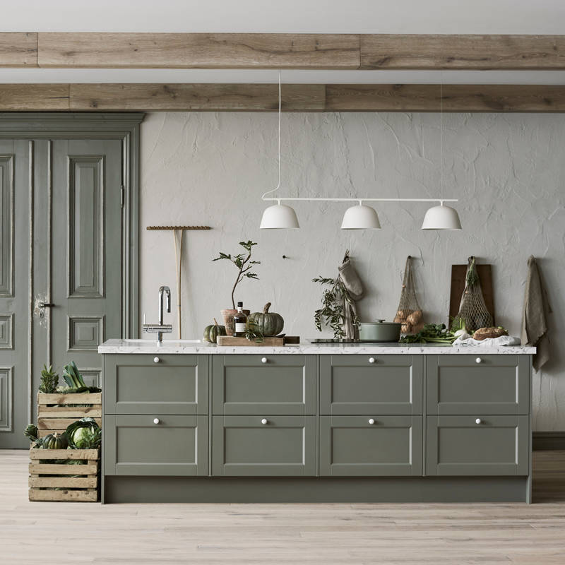 Marbodal Fagerö Tall kök med stor köksö med diskho och blandare samt inbyggd häll och ugn.  Knoppar i marmor samt bänkskiva Marmor i laminat.