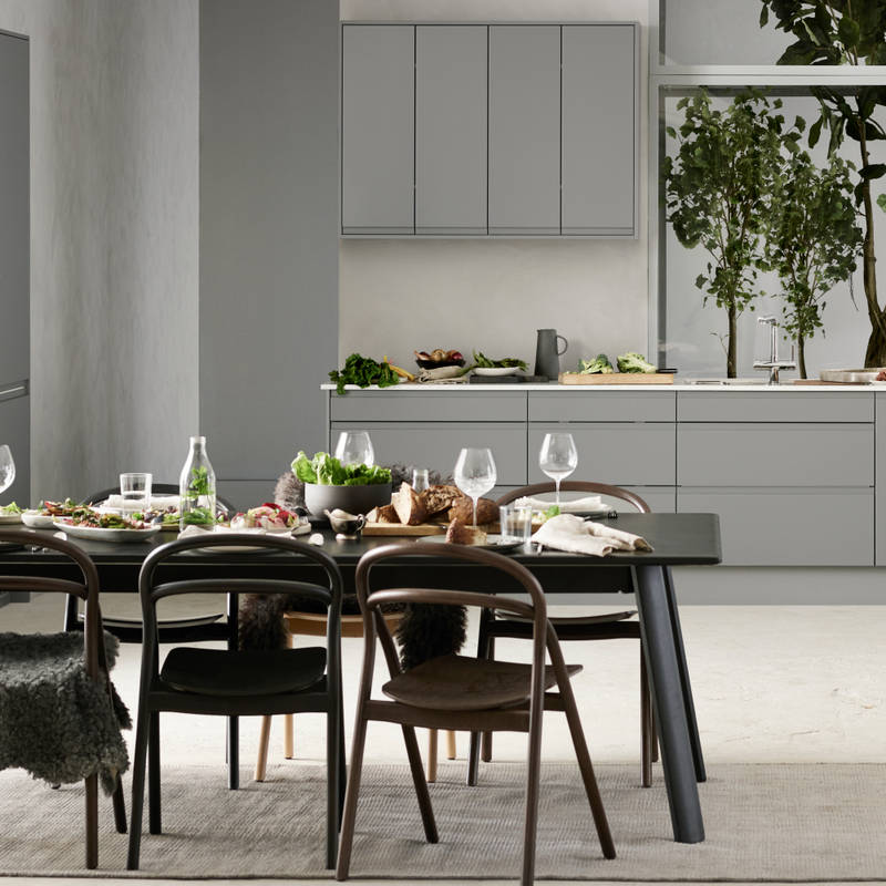 Marbodal Viken Åska - kök med integrerat fräst grepp i köksluckan.