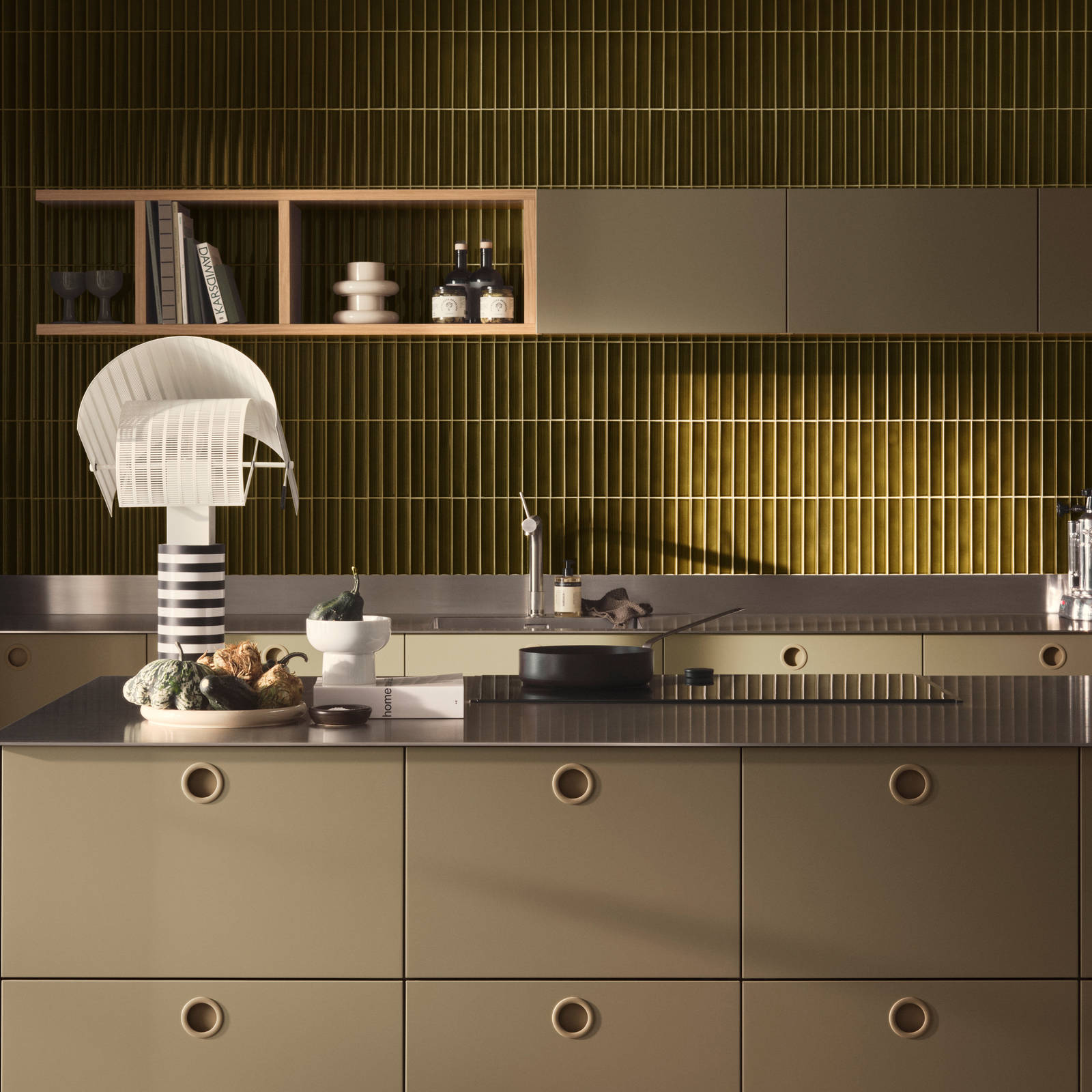 Jubilæumskøkken fra INVITA med grønne skaber inspireret av 1970'erne og grønne fliser