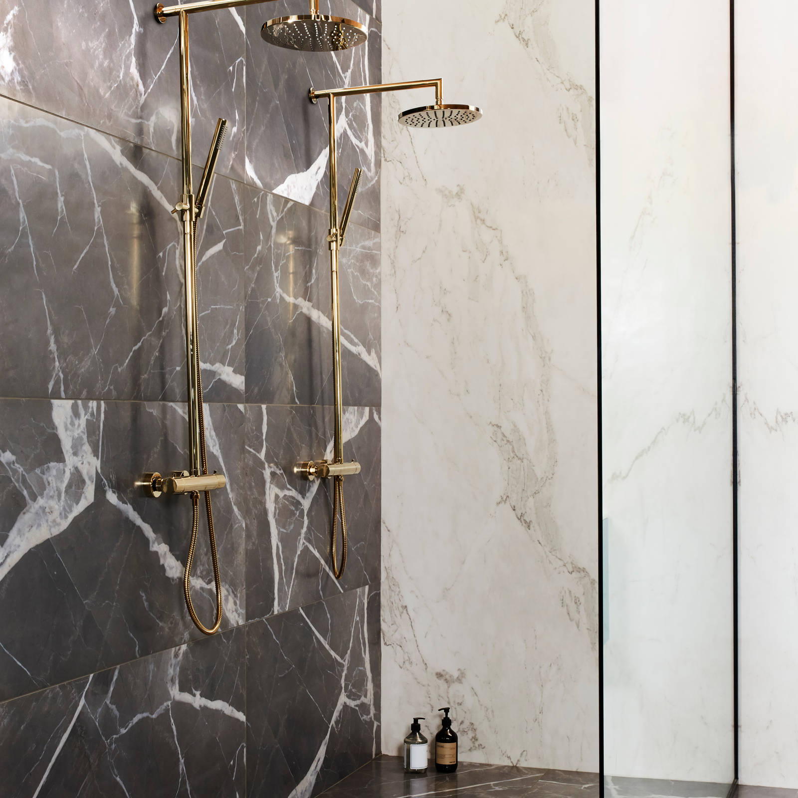 Cassøe badeværelse spejl bruser armatur messing