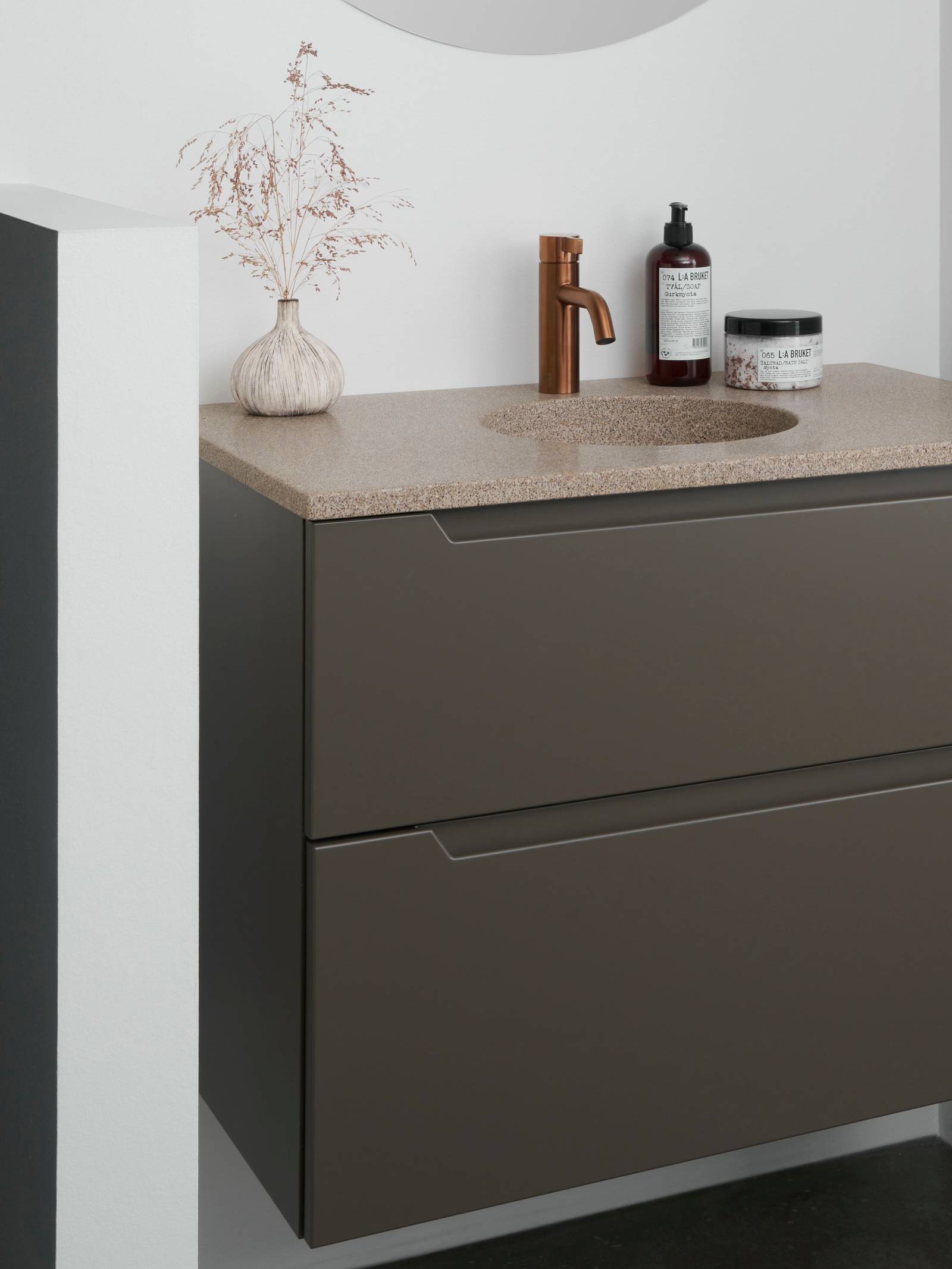 Modern badeværelsesmøbel Urban med indfræsede greb i brune farve Bark og armatur Cassøe kobber