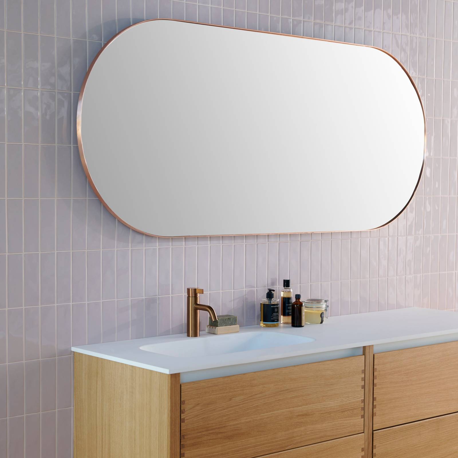 Massiv egetræ badeværelsesmøbel GLØD fra INVITA med fingertappede samlinger og grebsløse skuffer