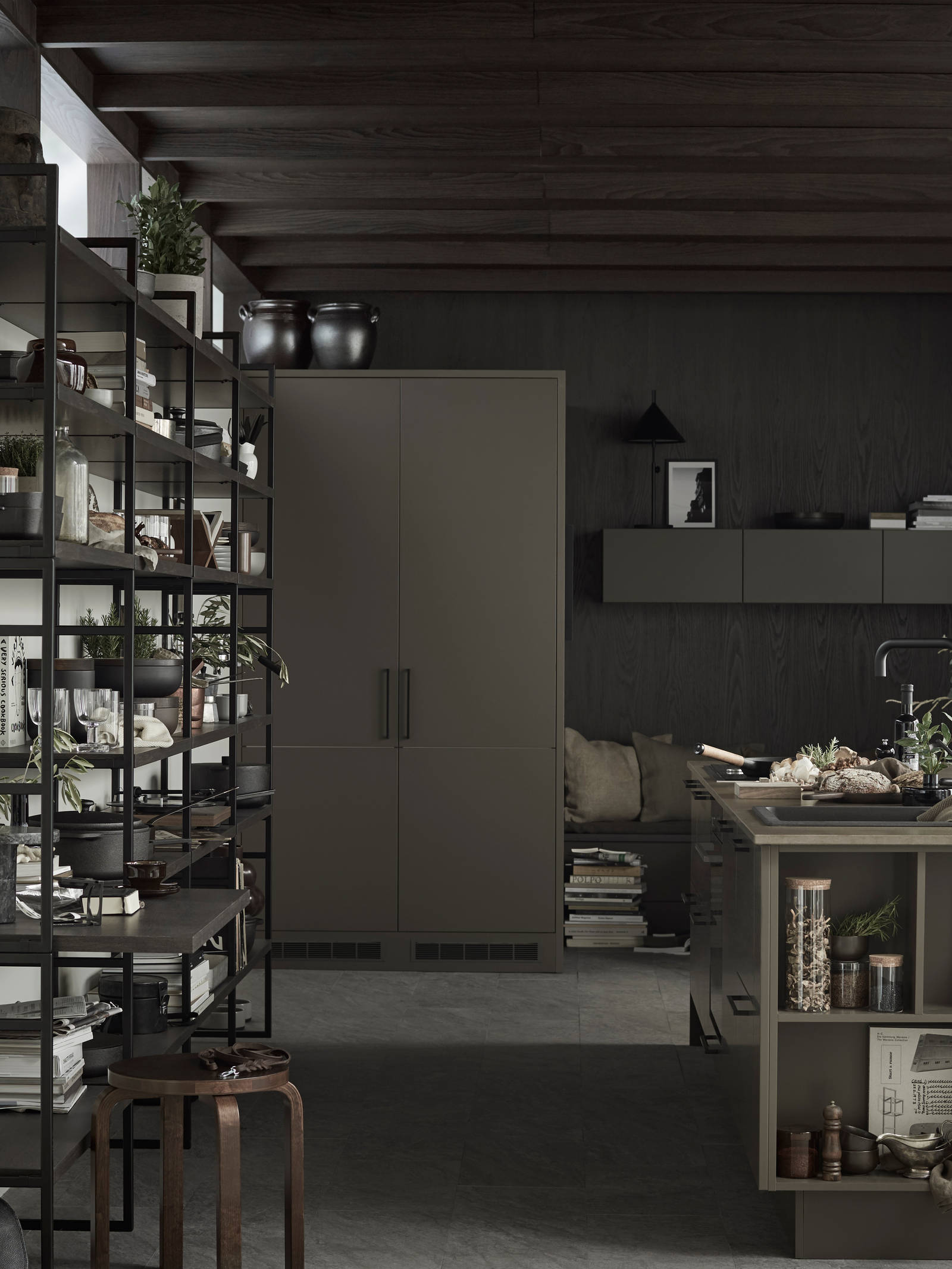 Line er en stilren kjøkkenmodell med et stort designregister. De slette MDF-frontene kan males i alle Sigdals standardfarger, eller valgfri NCS-farge mot et pristillegg.