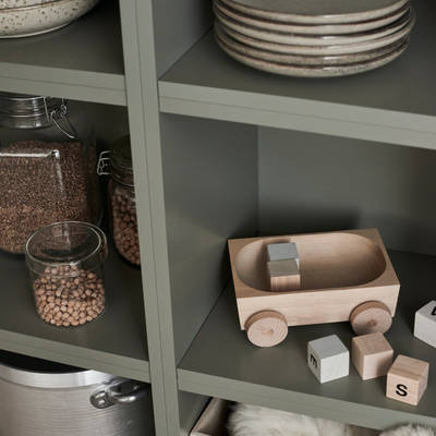 Marbodal Fagerö Tall - öppen hylla i samma kulör som köket i grönt.