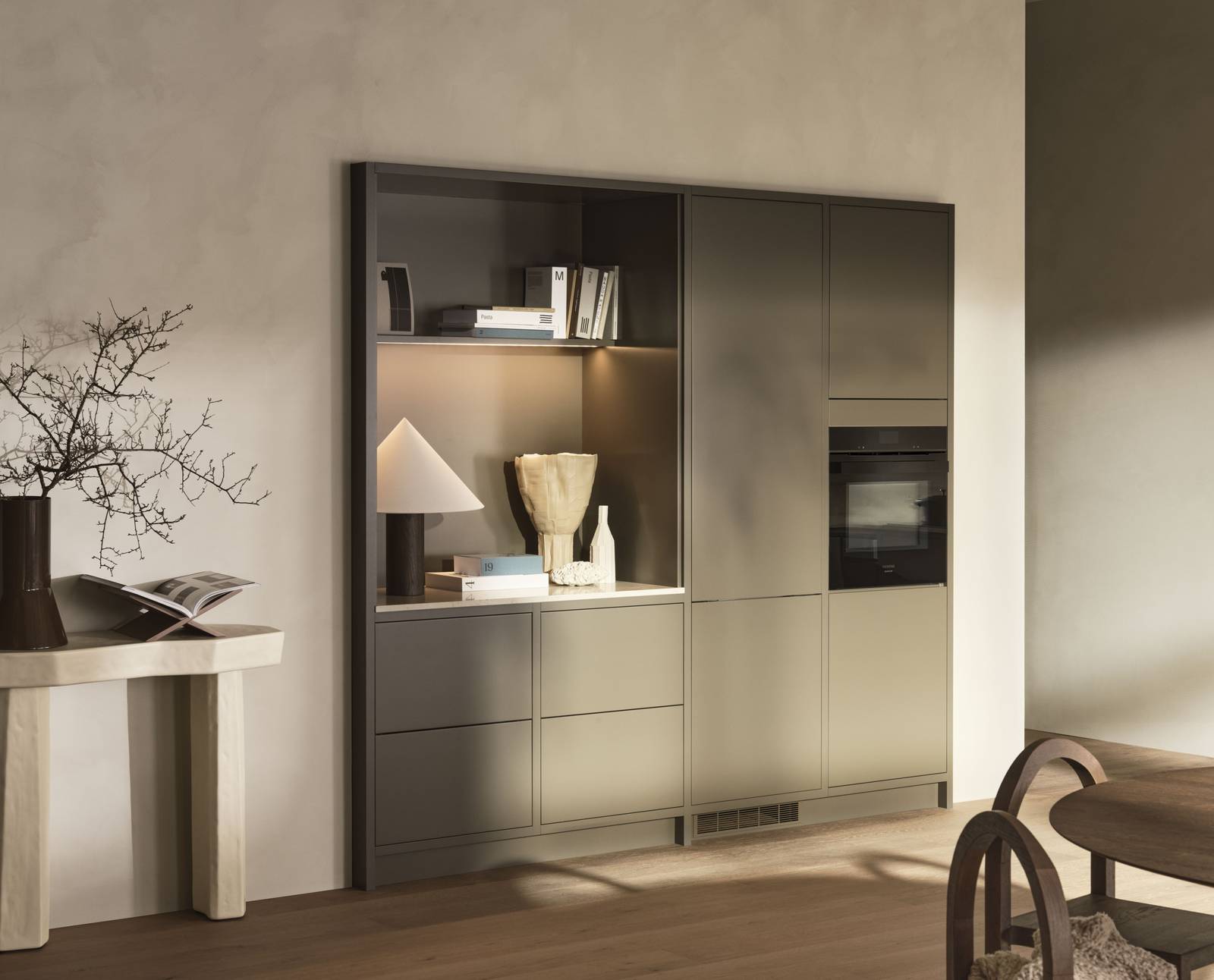 Övergripande bild på inbyggda hyllor och vitvaror i Marbodalköket Warm Minimalism.