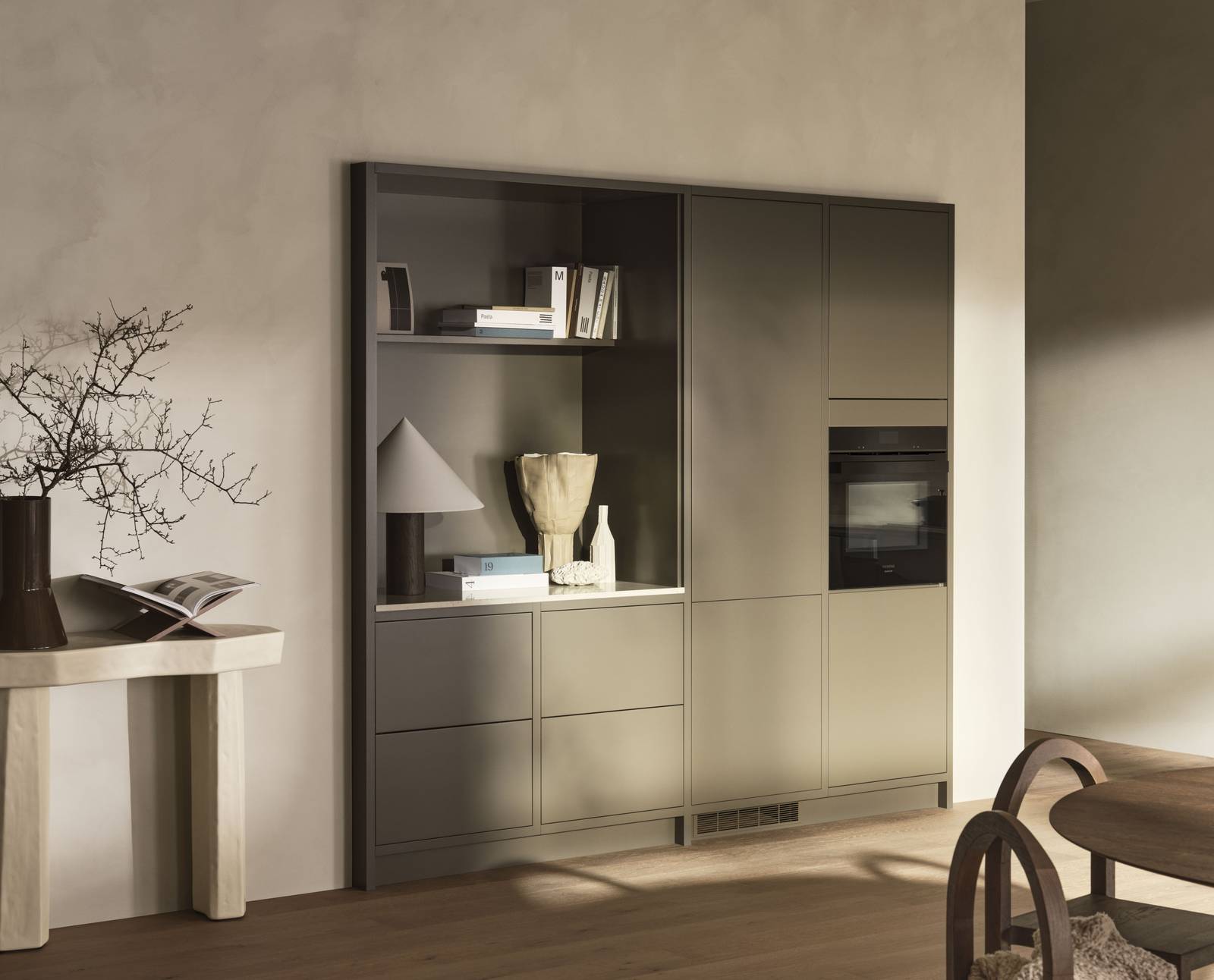 Inbyggd förvaring och kylskåp i Marbodals Warm Minimalism-kök.