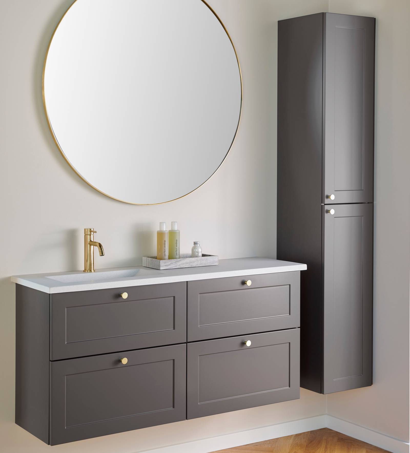 Retrobad Square i farve Søsten fra INVITA med messing greb og armatur