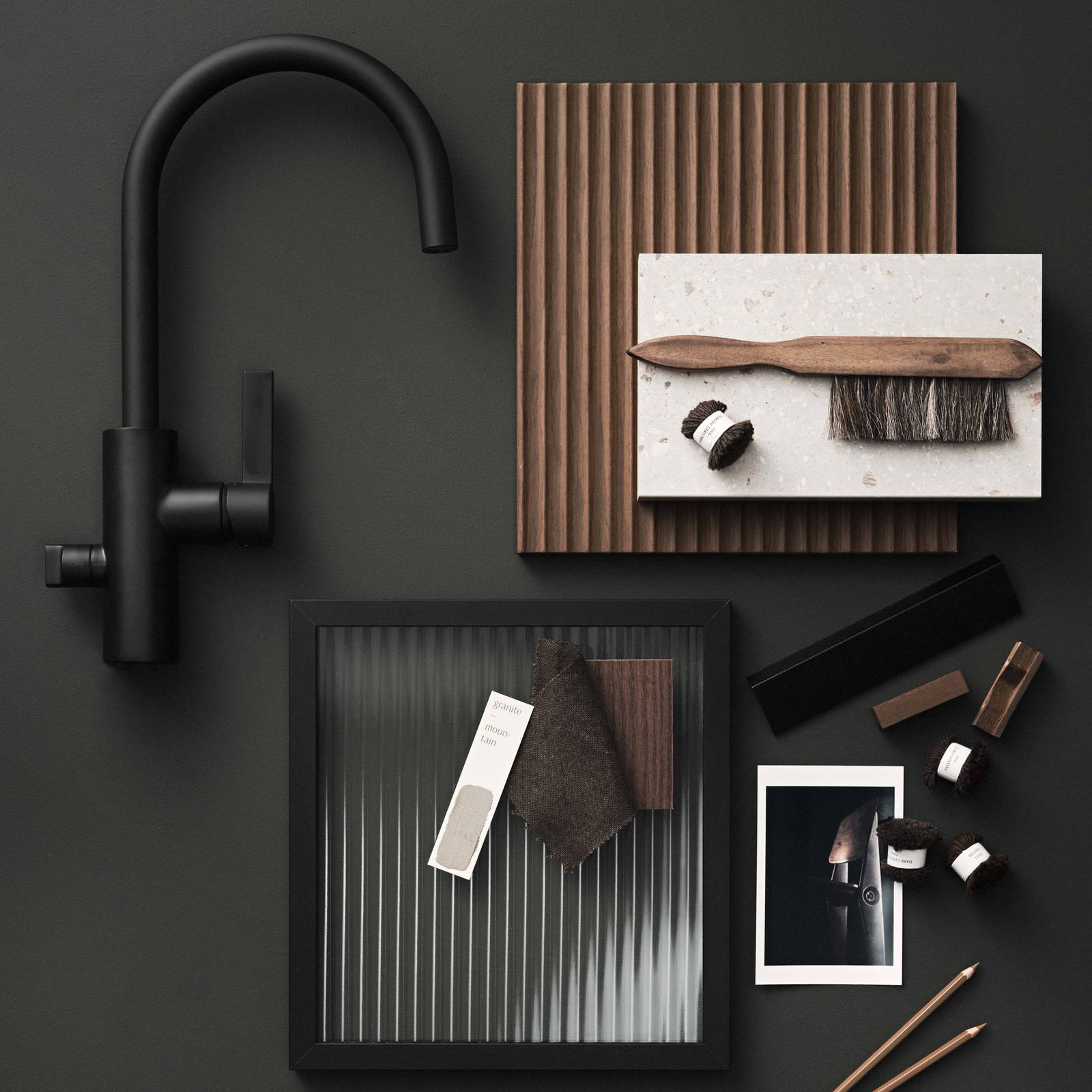 Moodboard med rifled tre front, vitrindør med rifled glass, sort kran