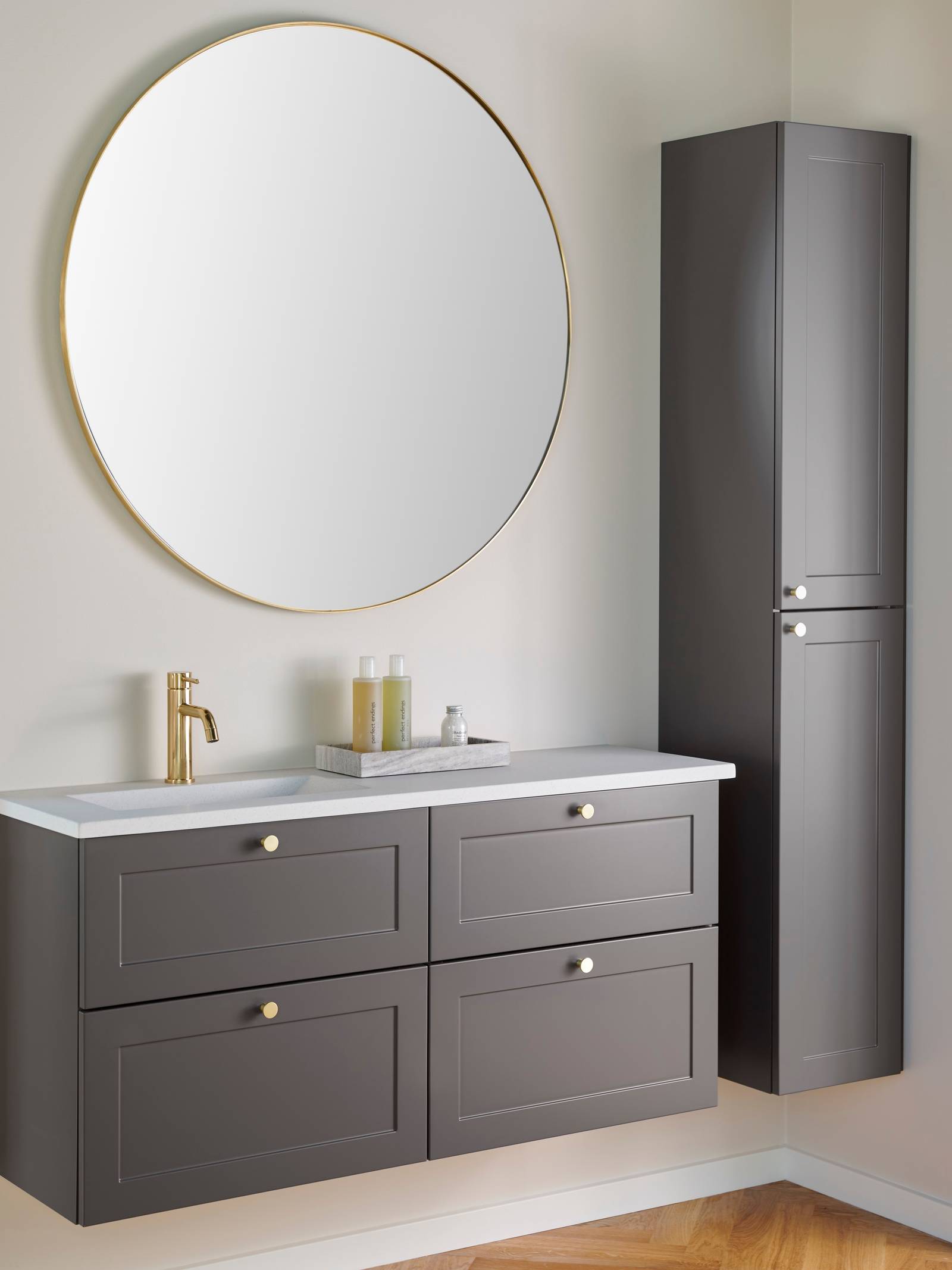 Retrobad Square i farve Søsten fra INVITA med messing greb og armatur