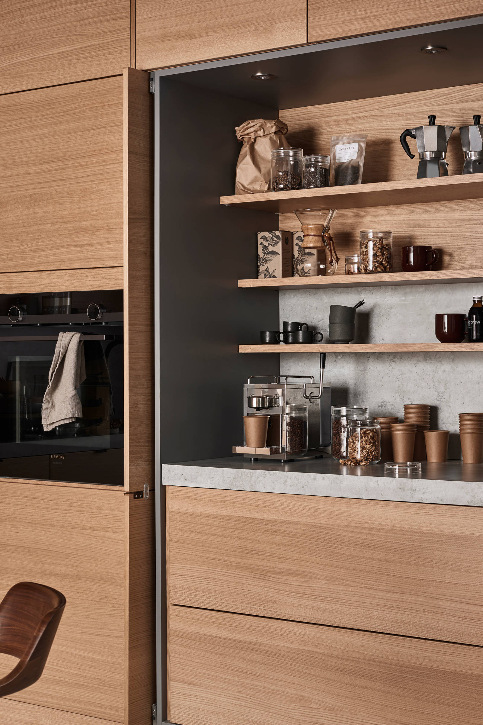 Elegant og moderne eikekjøkken. Slette fronter i eikefinér med integrert kantlist i eik som markerer kjøkkenets linjer og komposisjon.