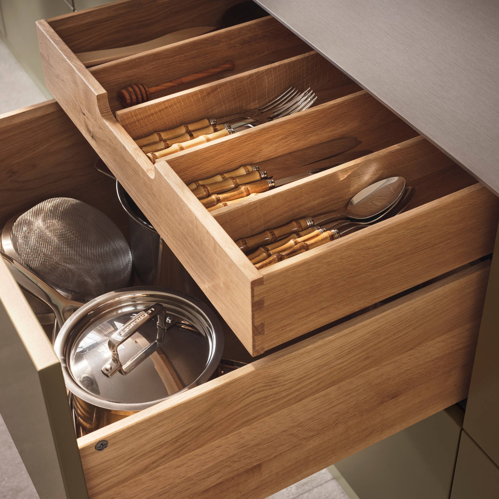 Åbne egetræskøkkenskuffer med bestikindsats