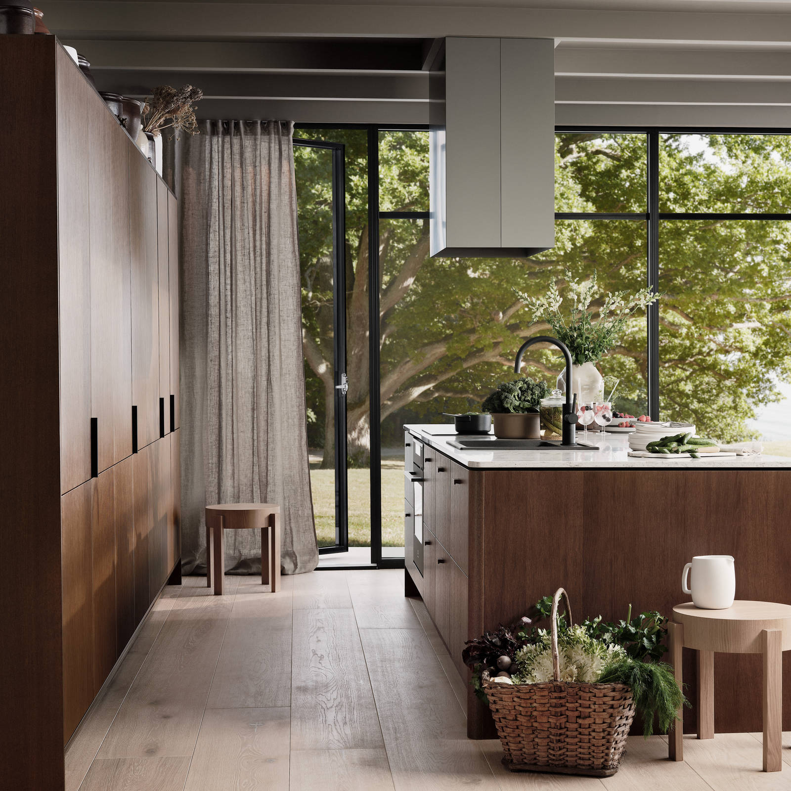 Køkken Forever Oak fra INVITA, mørk eg køkkenskabe med massiv tre mørk eg håndtag, komposit bordplade, sort armatur og højskabe mørk rifled eg