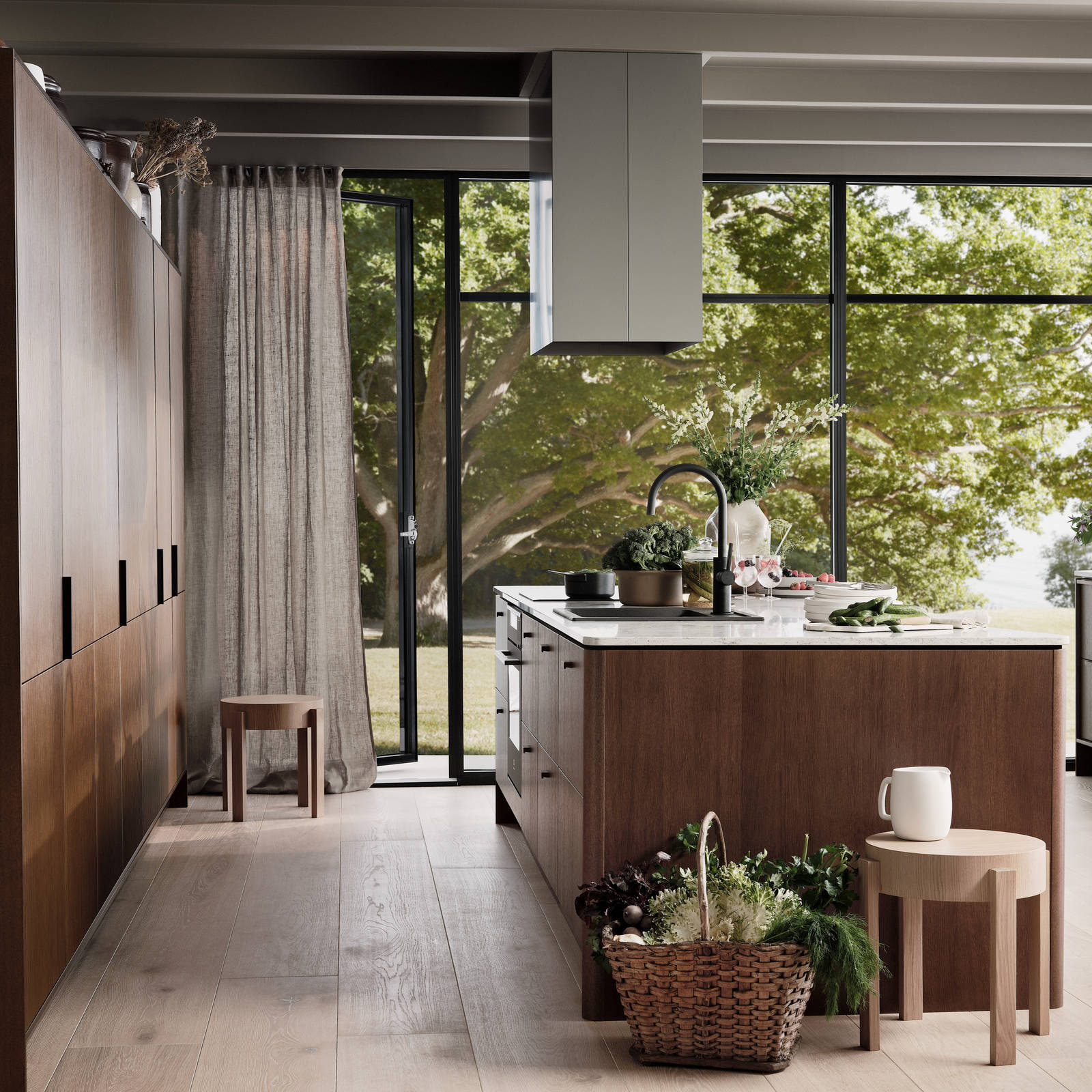 Køkken Forever Oak fra INVITA, mørk eg køkkenskabe med massiv tre mørk eg håndtag, komposit bordplade, sort armatur og højskabe mørk rifled eg